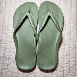 NWOT Unisex  green Flip Flops
